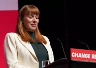 安吉拉·雷纳(Angela Rayner)首次以副总理的身份在工党会议上发言，她似乎强忍着泪水